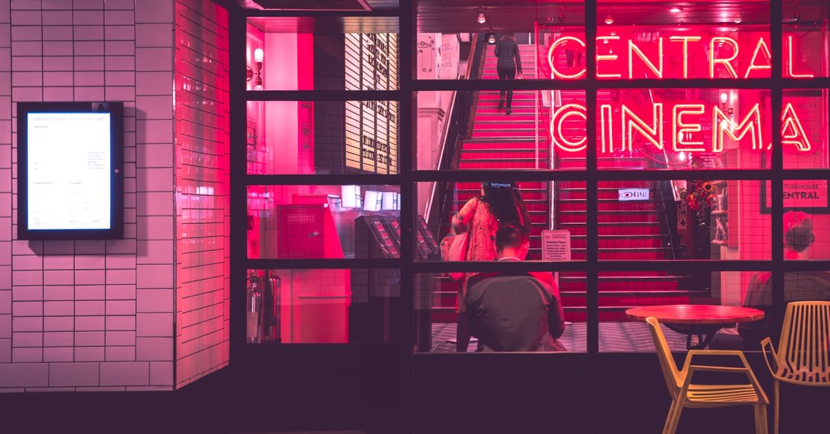 Sala de cine con pantalla grande